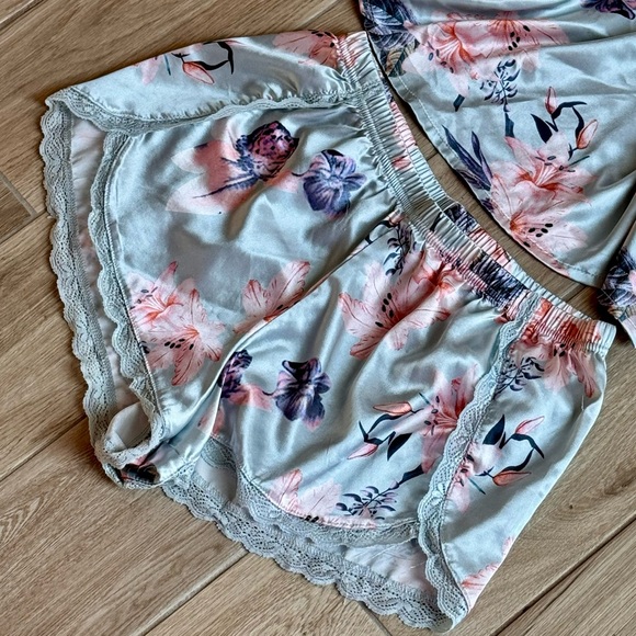 Silly satin light blue floral pajamas - Picture 3 of 4